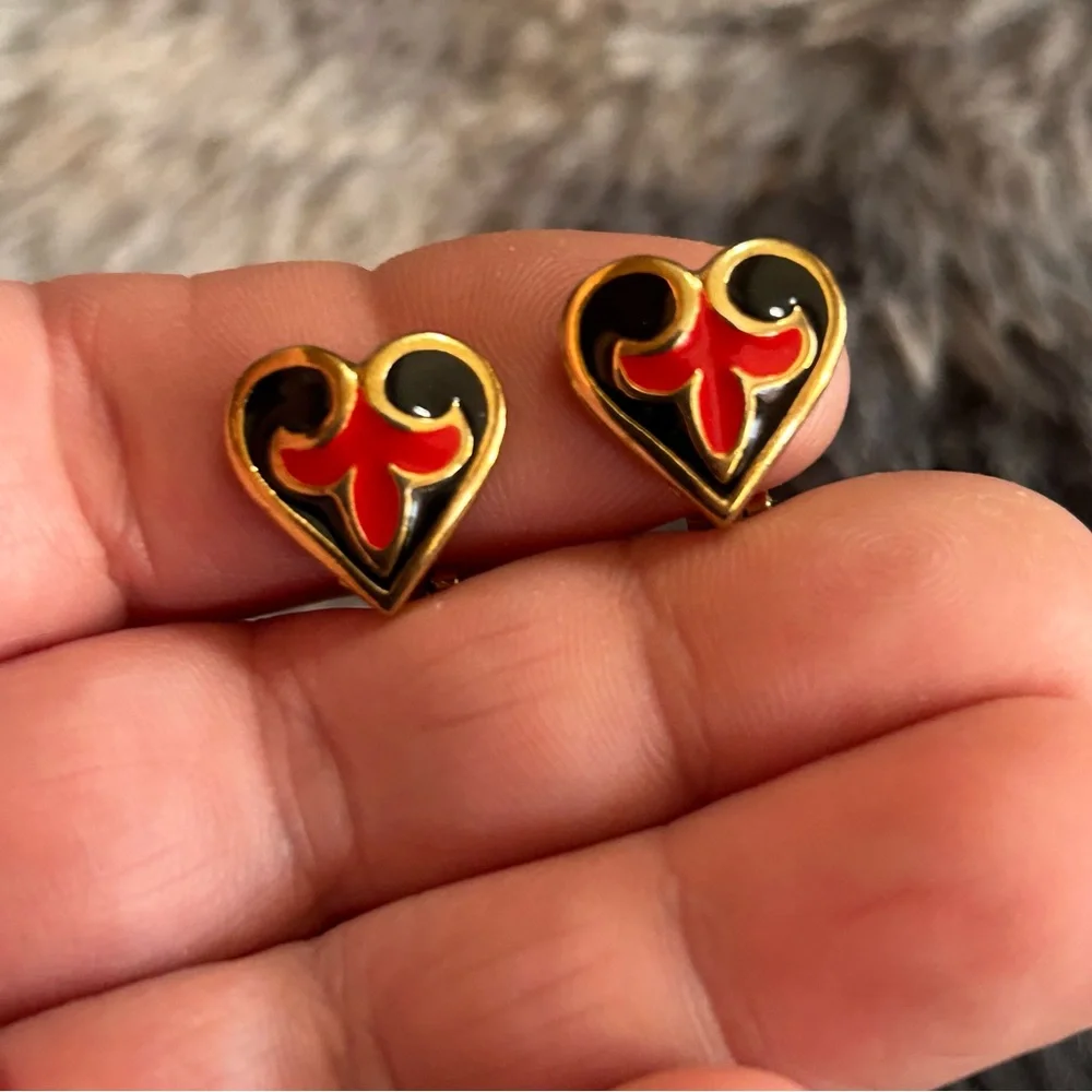Vintage fleur de lis crest enamel clip on earrings